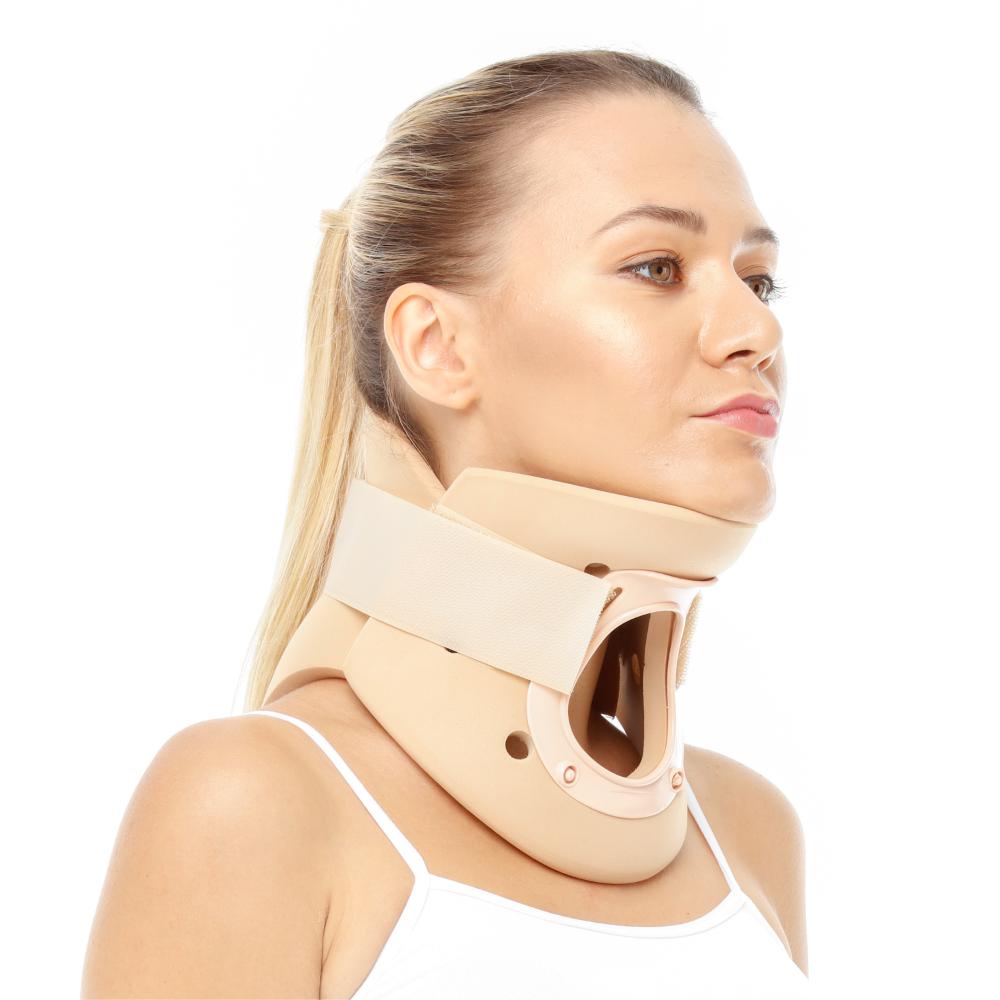 ORX-B208 Trakeostomili Philadelphia Boyunluk | Dampigo Orlex ORX-B208 Trakeostomili Philadelphia boyunluk, model üzerinde bej renkli